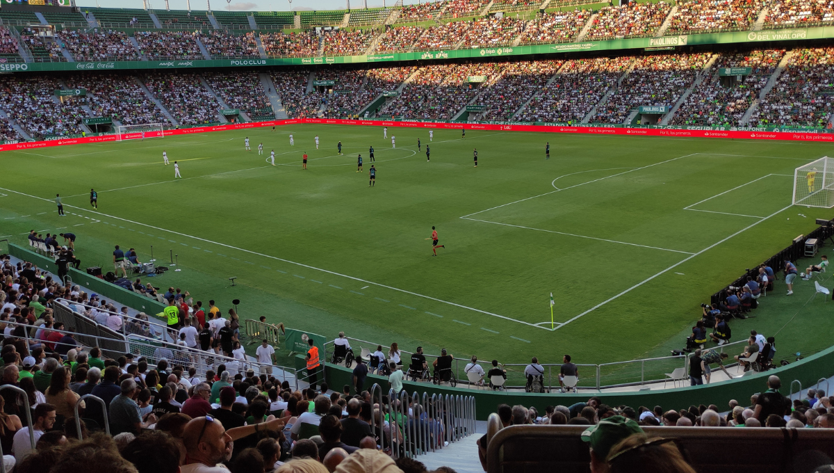 Prohíben comer pipas en un estadio de Segunda División