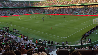 Prohíben comer pipas en un estadio de Segunda División