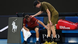 Sinner saca el rodillo y se beneficia de la retirada de Gaston