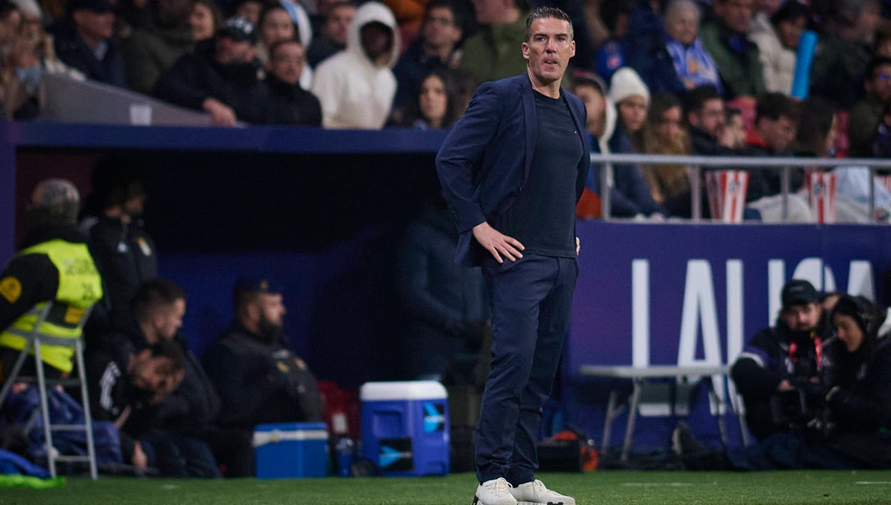 Luis Carrión, con los suyos tras el empate: "Esta plantilla no va justa para Primera"