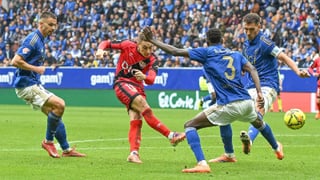 Las comunicaciones de Quintero González con VAR tras el penalti ejecutado en el Oviedo - Rayo