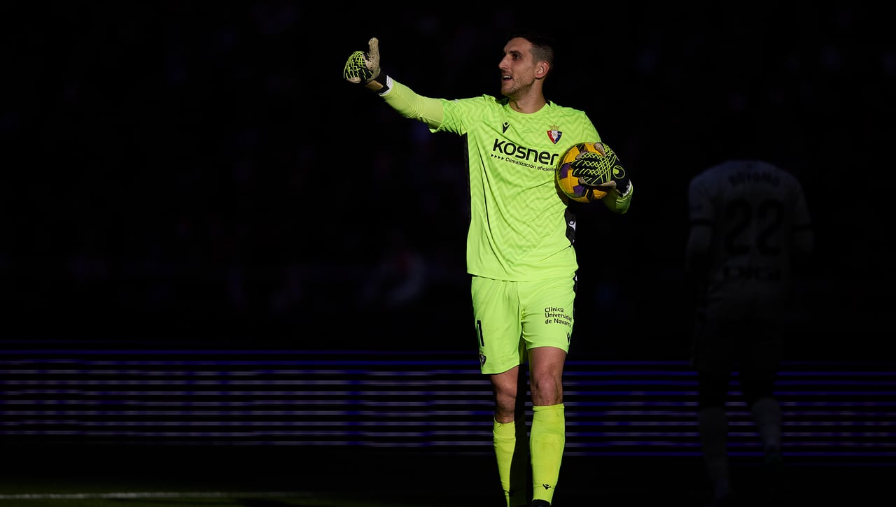 Sergio Herrera, en el hospital para ser sometido a unas pruebas tras el impacto sufrido en el partido de Copa del Rey