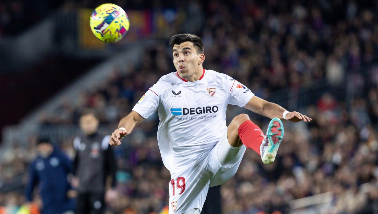 Movimiento de Monchi que dificulta la salida de Acuña