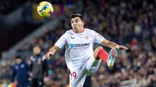 Movimiento de Monchi que dificulta la salida de Acuña