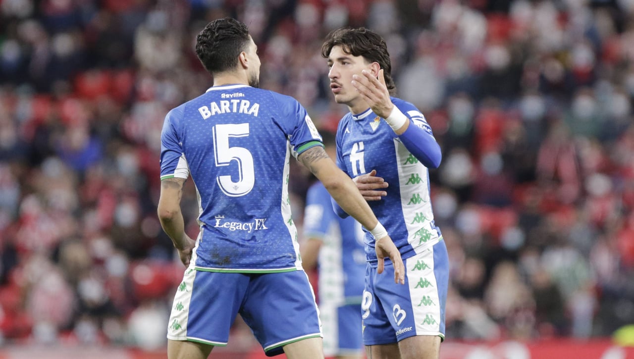 El vacile de Bellerín a Bartra con Jessica Goicoechea de por medio