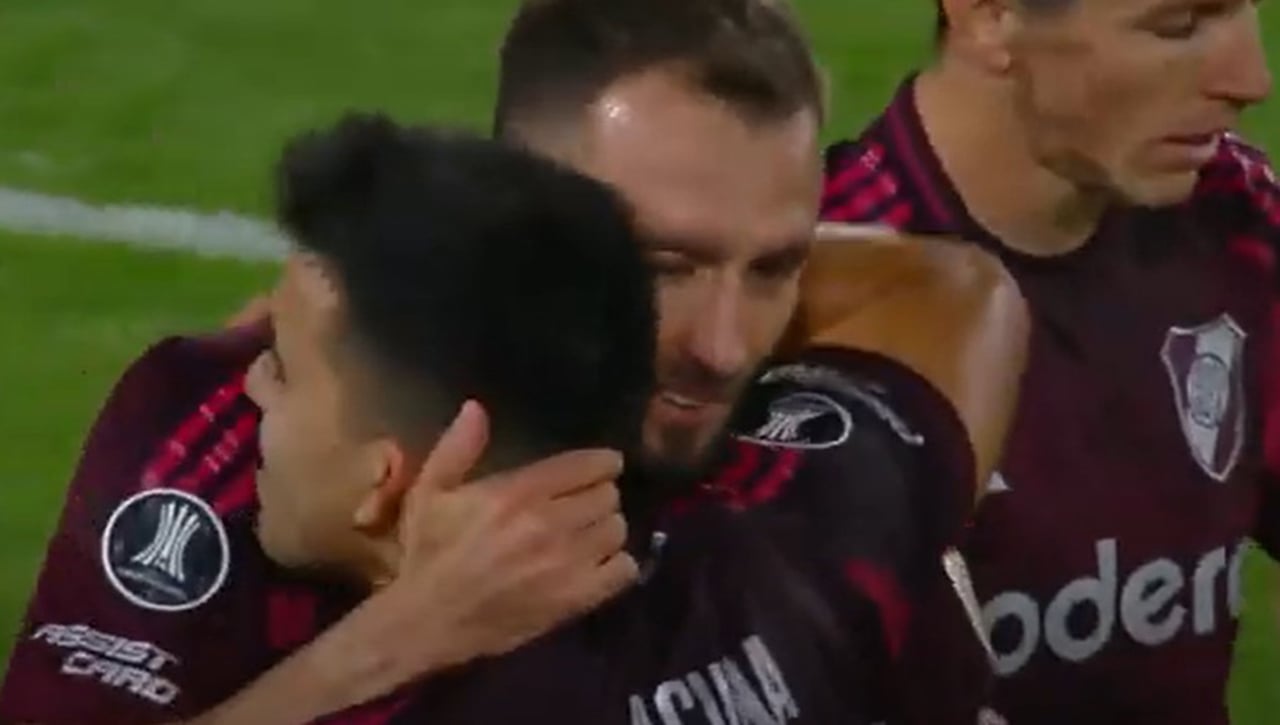 Acuña y Pezzella la 'lían' en River Plate 