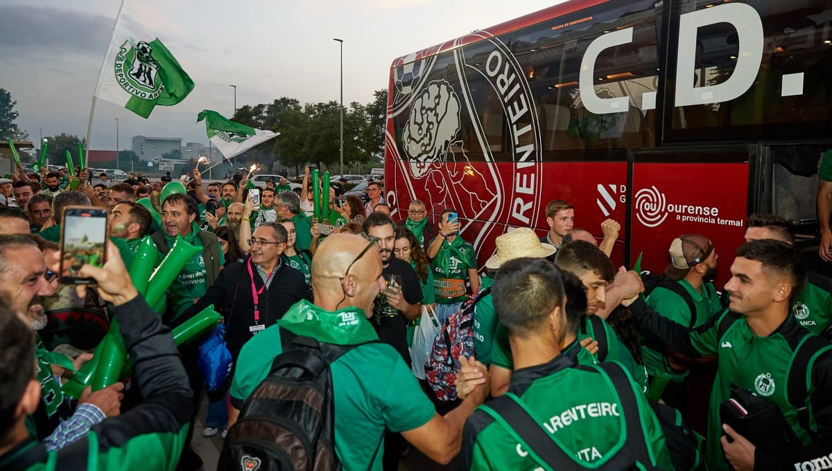 Pasillo en el infierno de O Carballiño: así es como reciben a sus jugadores