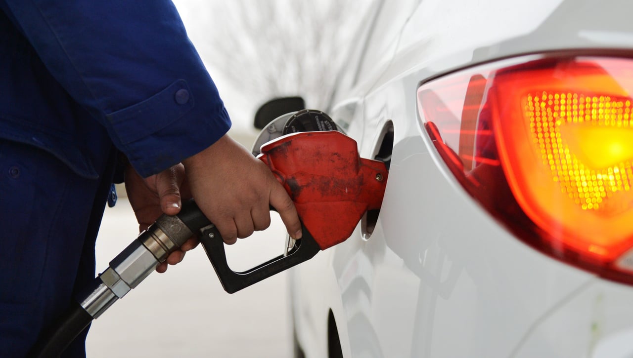 La gasolina en España, a menos de 1 euro por litro