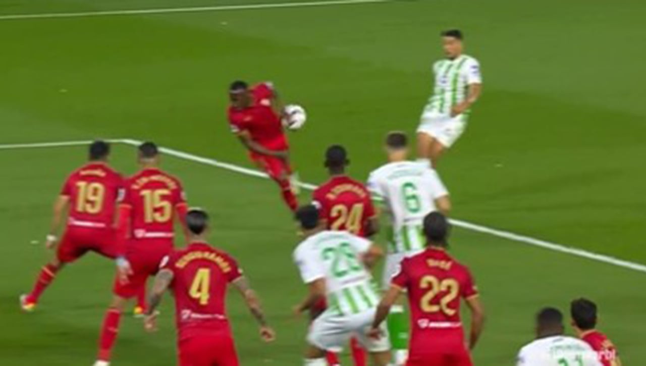 Dictan sentencia sobre el polémico penalti de Lukébakio en el Gran Derbi