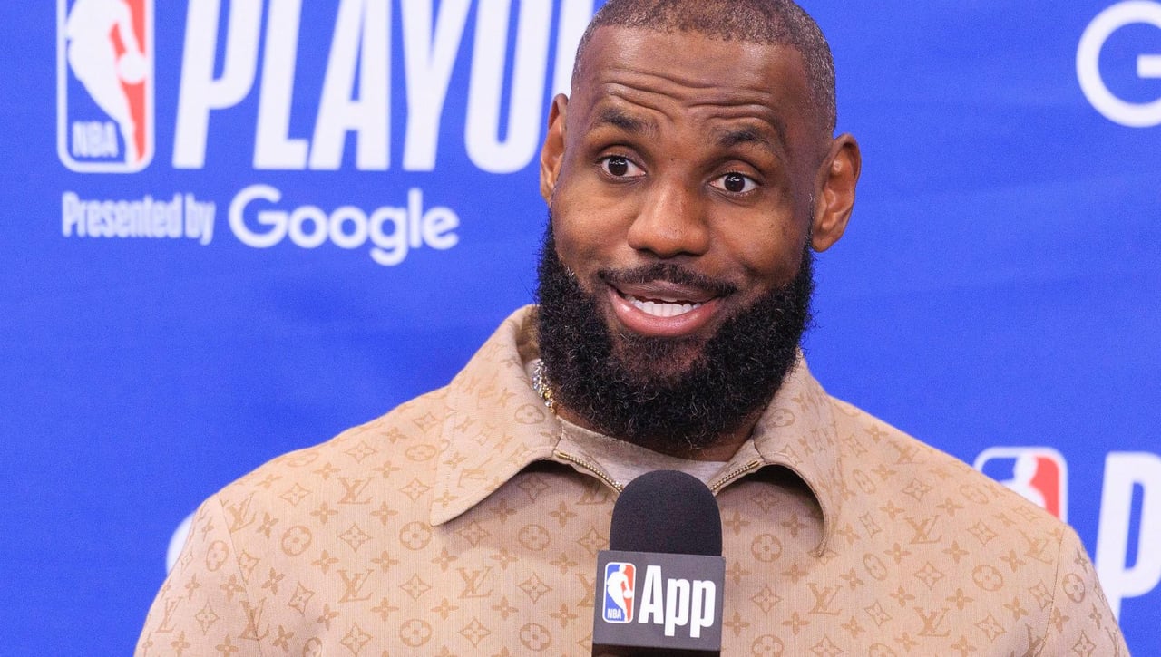 LeBron James hace oficial lo de su salto a los banquillos