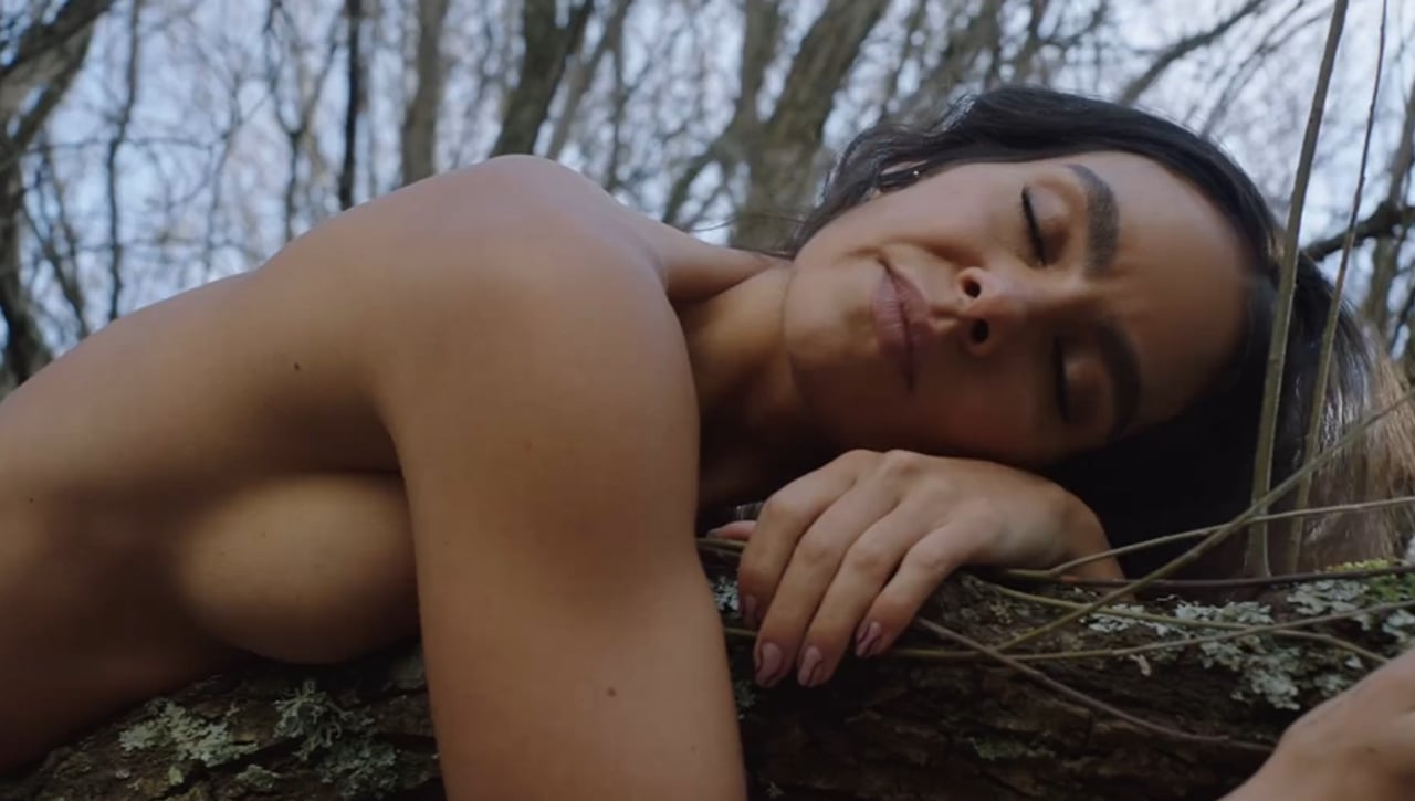 Cristina Pedroche se desnuda para dar pistas sobre su vestido en las Campanadas