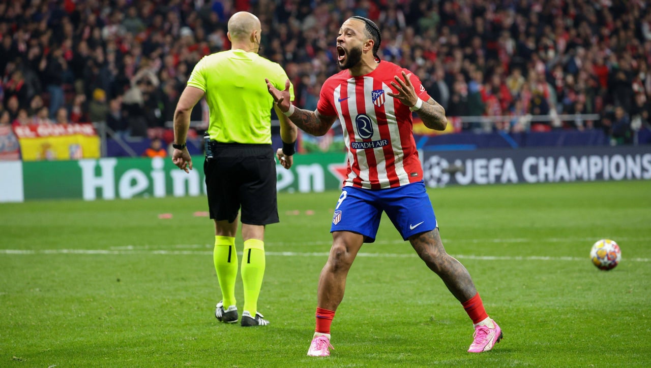 Memphis Depay dispara al aire en su controvertida despedida del Atlético