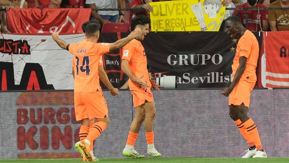 El Sevilla paga caro sus errores defensivos y el 'baby' Valencia le sorprende en el Sánchez-Pizjuán