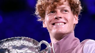 Jannik Sinner imita a Rafa Nadal y destroza a Medvedev en el Open de Australia