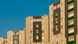 El presidente de una comunidad de vecinos de Málaga se equipara con Juanma Moreno y pone un sueldo mayor que el de Yolanda Díaz