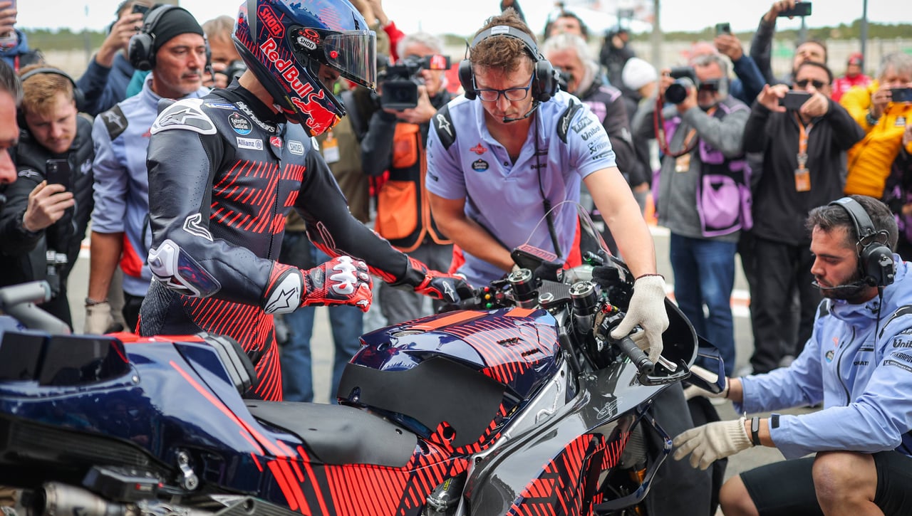 Le cambian la moto a Marc Márquez