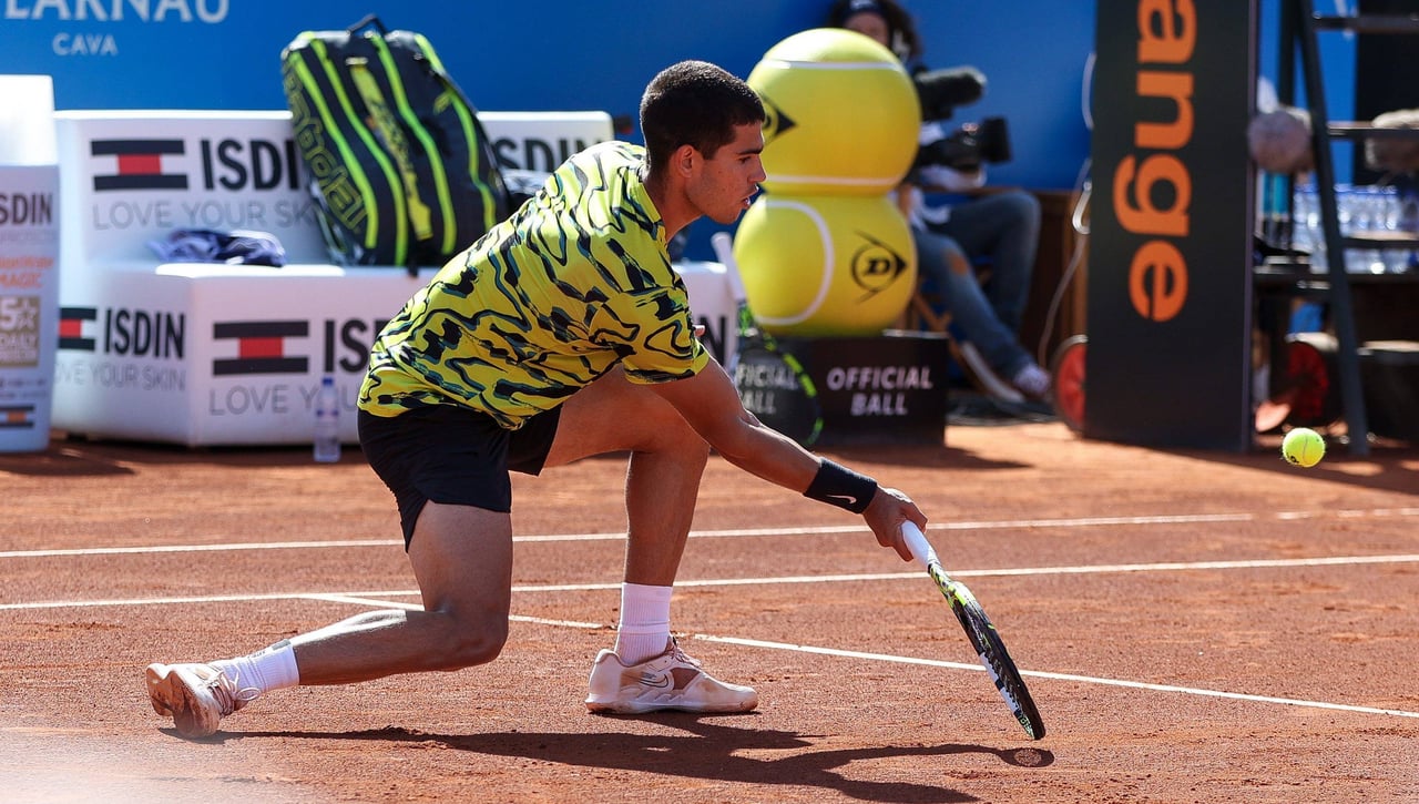 Carlos Alcaraz se lleva el primer golpe del Conde de Godó