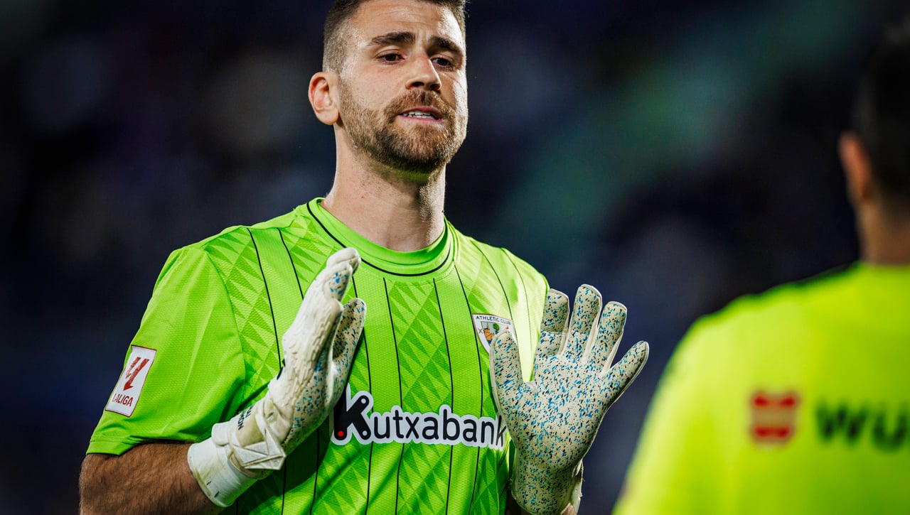 Unai Simón no se pone los guantes y hace saltar las alarmas en el Athletic