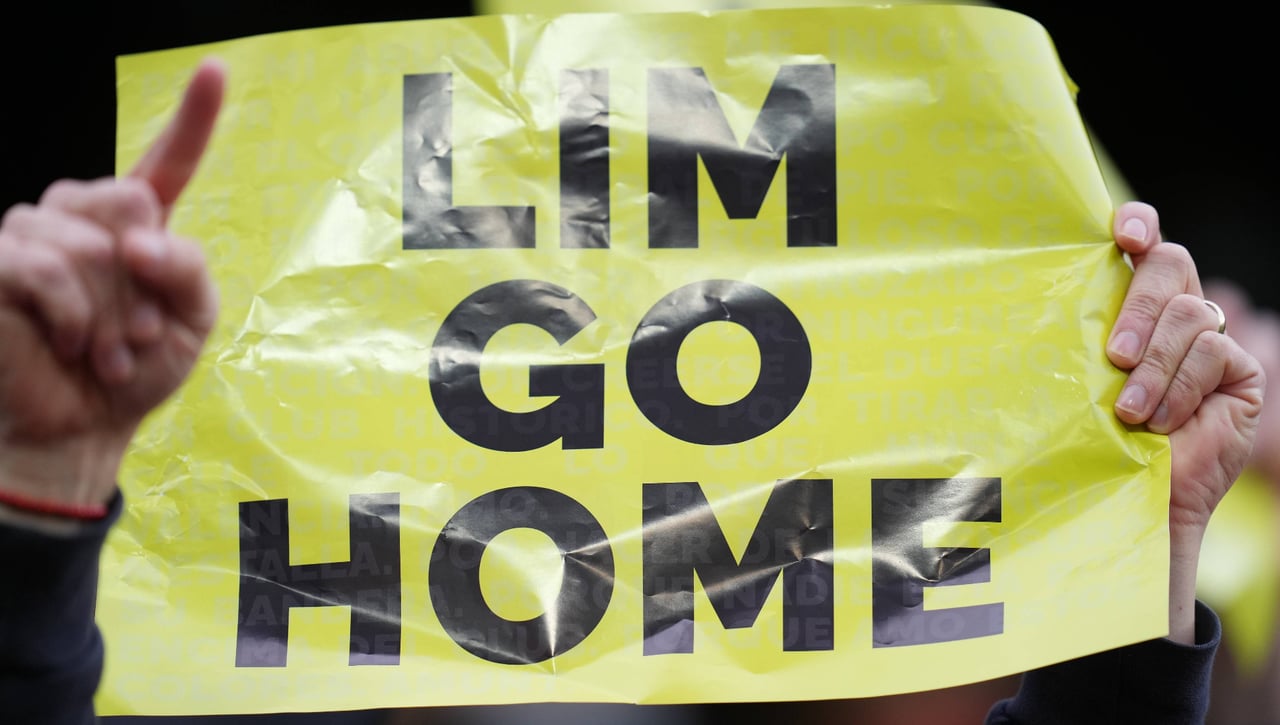 Sin poder salir de Singapur por pegar un mensaje en la casa de Peter Lim