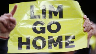 Sin poder salir de Singapur por pegar un mensaje en la casa de Peter Lim