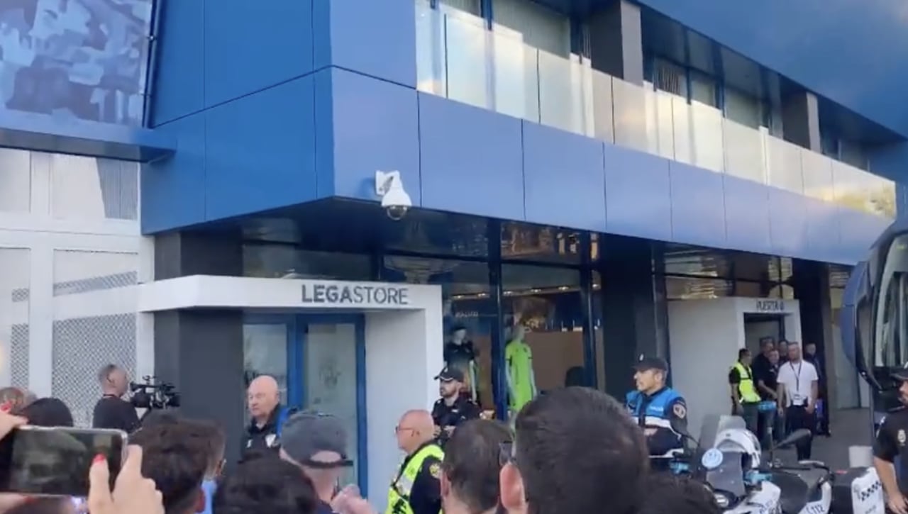 La afición del Málaga estalla y Pepe Mel ejerce de 'pacificador' 