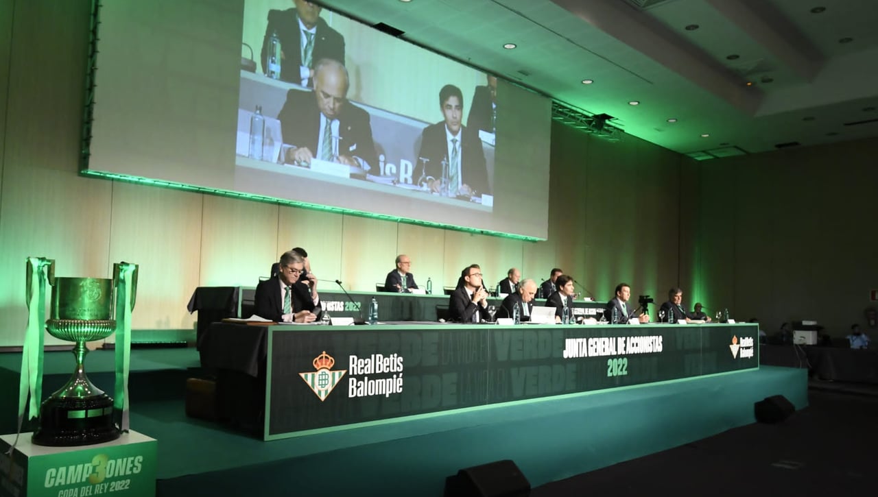 Lopera se cuela en la junta y la vuelve extraordinaria