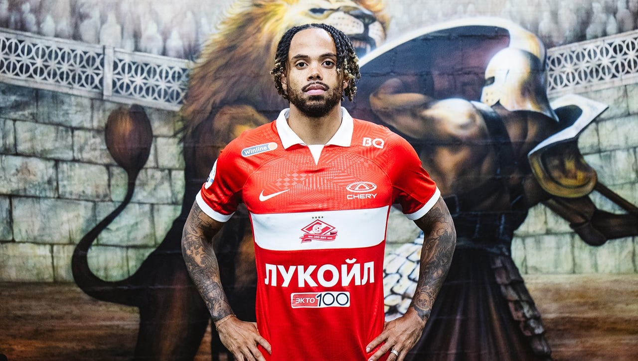 Bongonda ya posa con su nueva camiseta