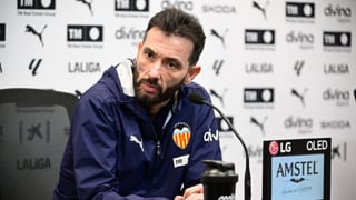 Carlos Corberán no desvía la mirada del objetivo