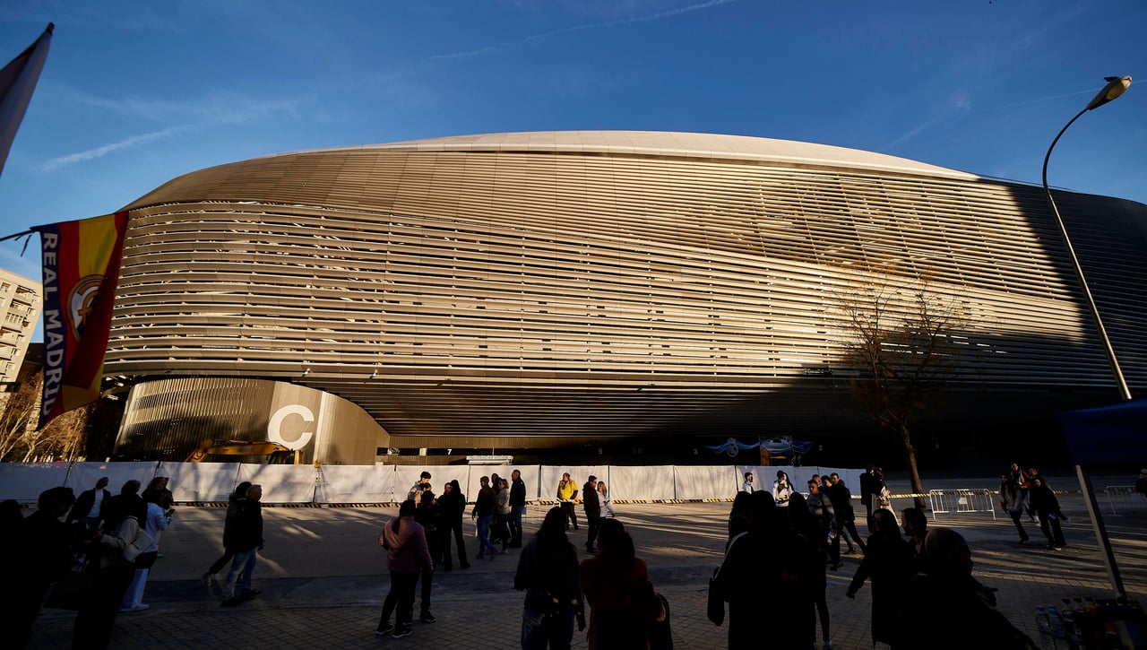 El derbi madrileño se zanja con un herido, diez expulsados del Bernabéu y un detenido