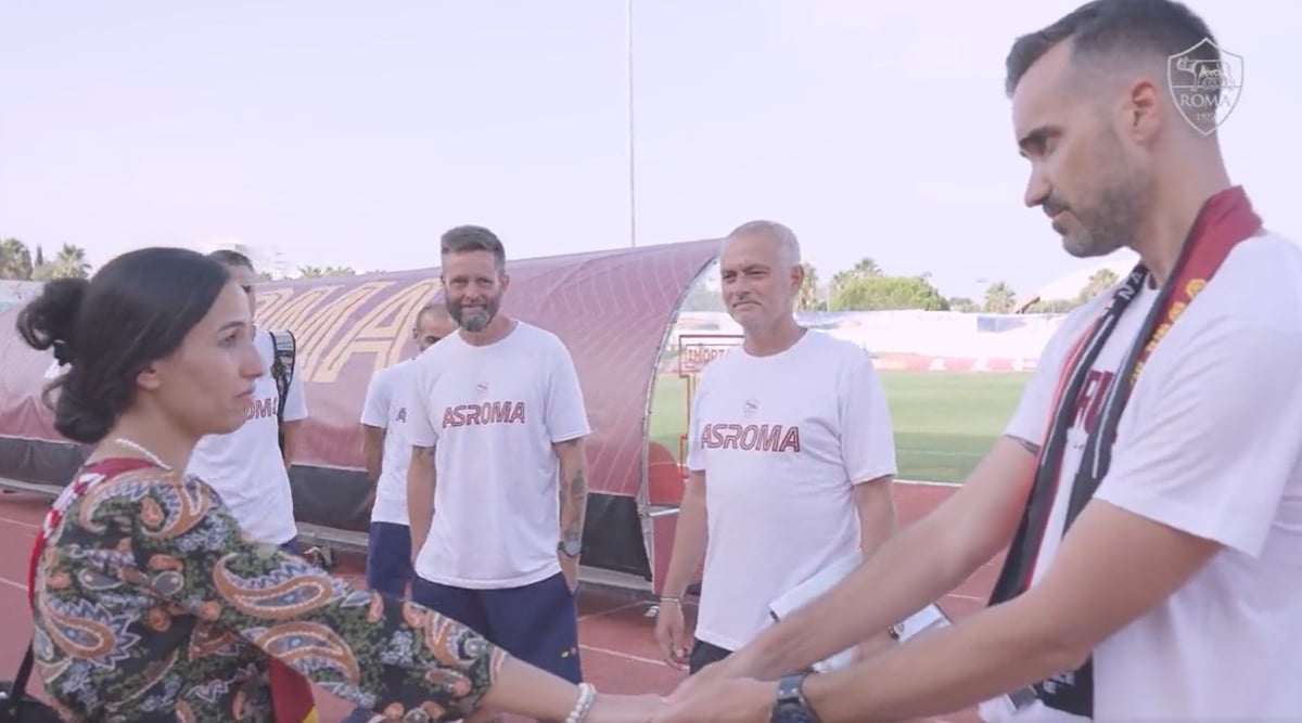 Sorprenden a Mourinho con una pedida de matrimonio: Su cara lo dice todo