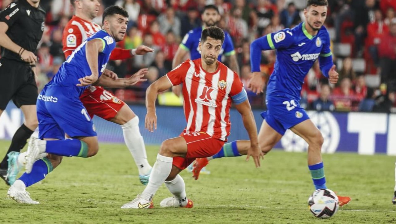 La renovación del capitán del Almería se complica