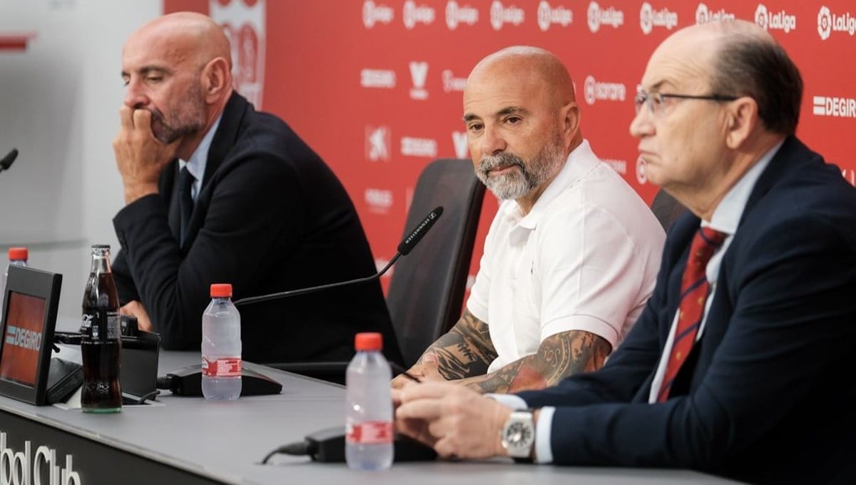 La 'guerra interna' entre Monchi y Sampaoli alienta a sus rivales