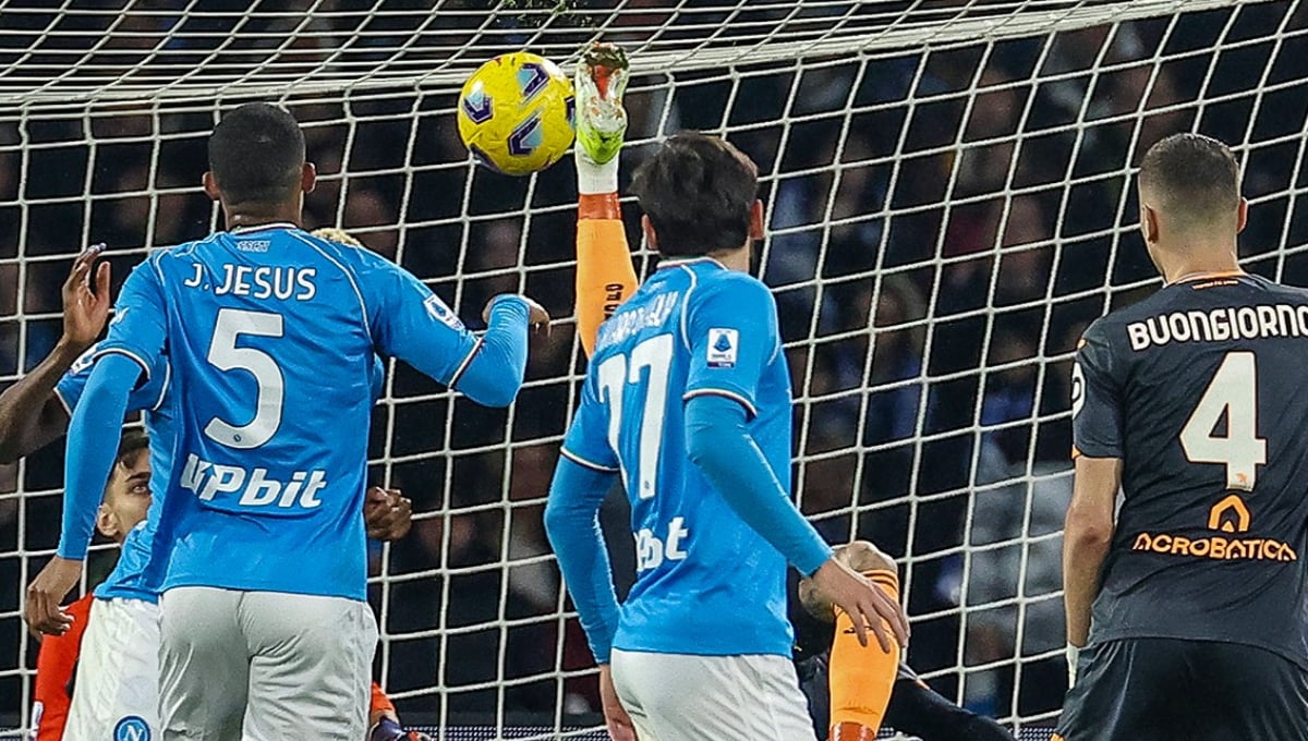 Un golazo de un ex del Betis frustra al Nápoles antes de medirse al Barça