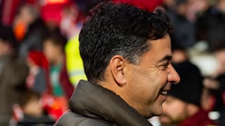 La imagen más viral del Girona: Míchel, "atropellado" por el asistente