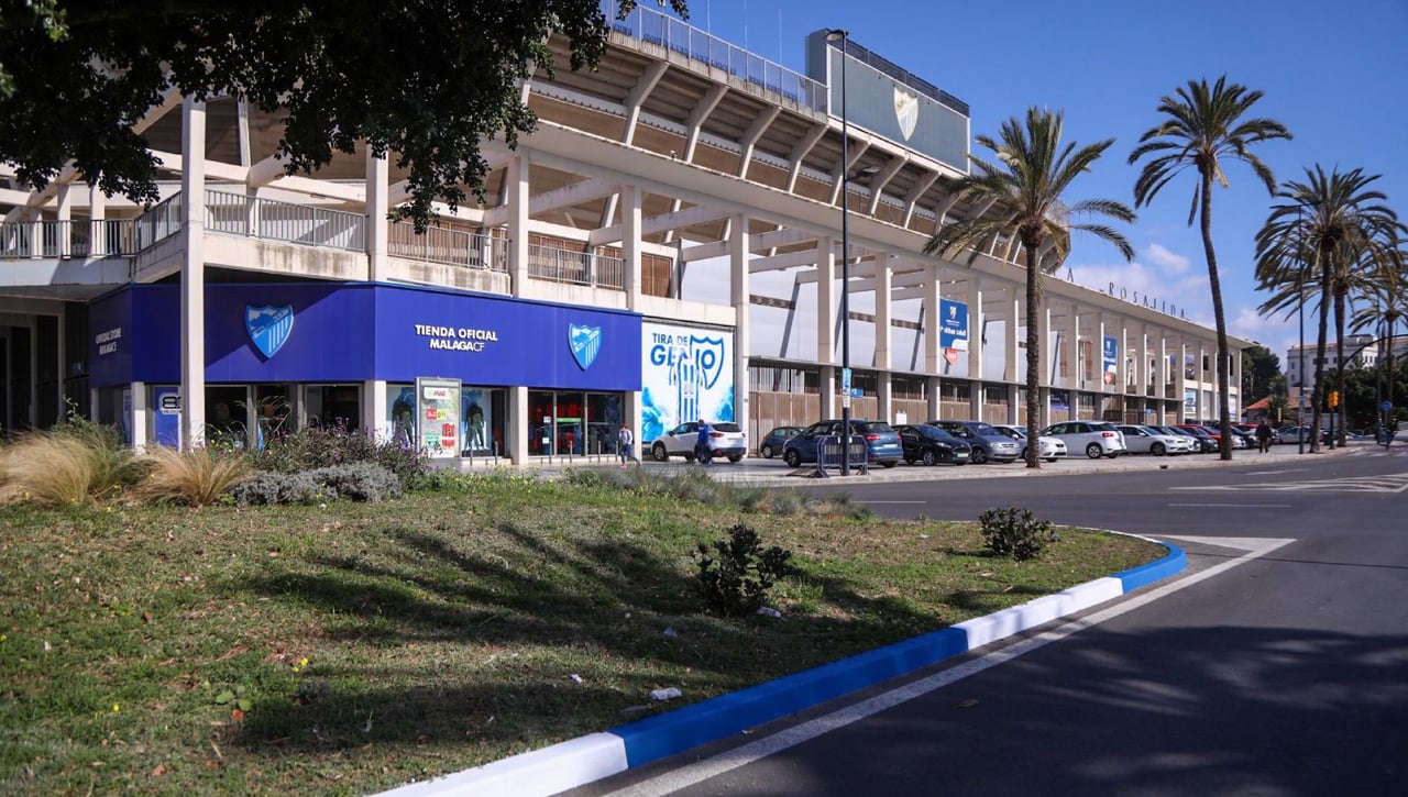 Tensión fuera de La Rosaleda, la afición del Málaga explota