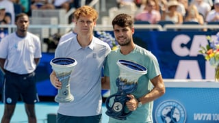 Carlos Alcaraz se lanza al cuello de Jannik Sinner