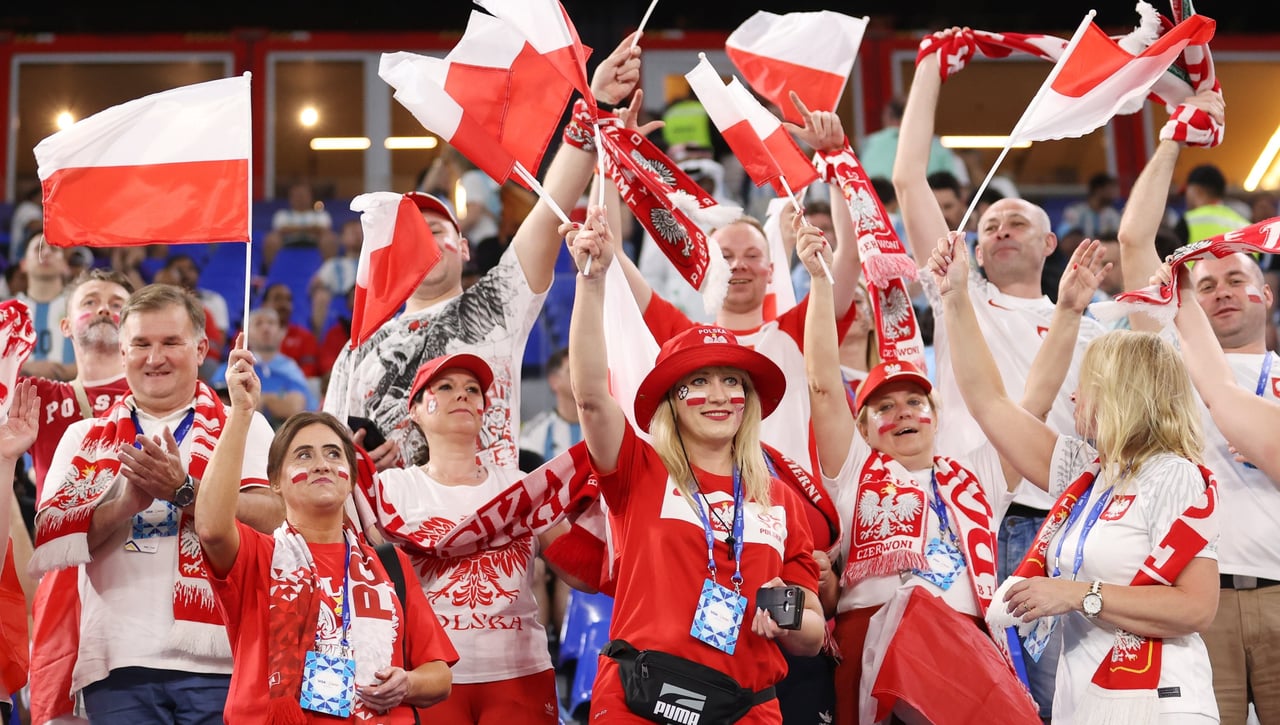 El seleccionador más rico, eliminado del Mundial; el más pobre, en octavos