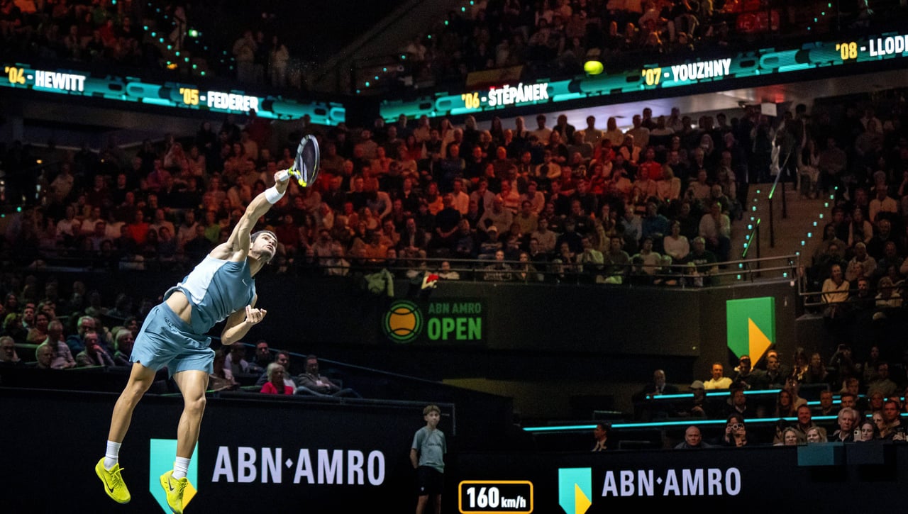 Carlos Alcaraz entierra sus problemas en Rotterdam