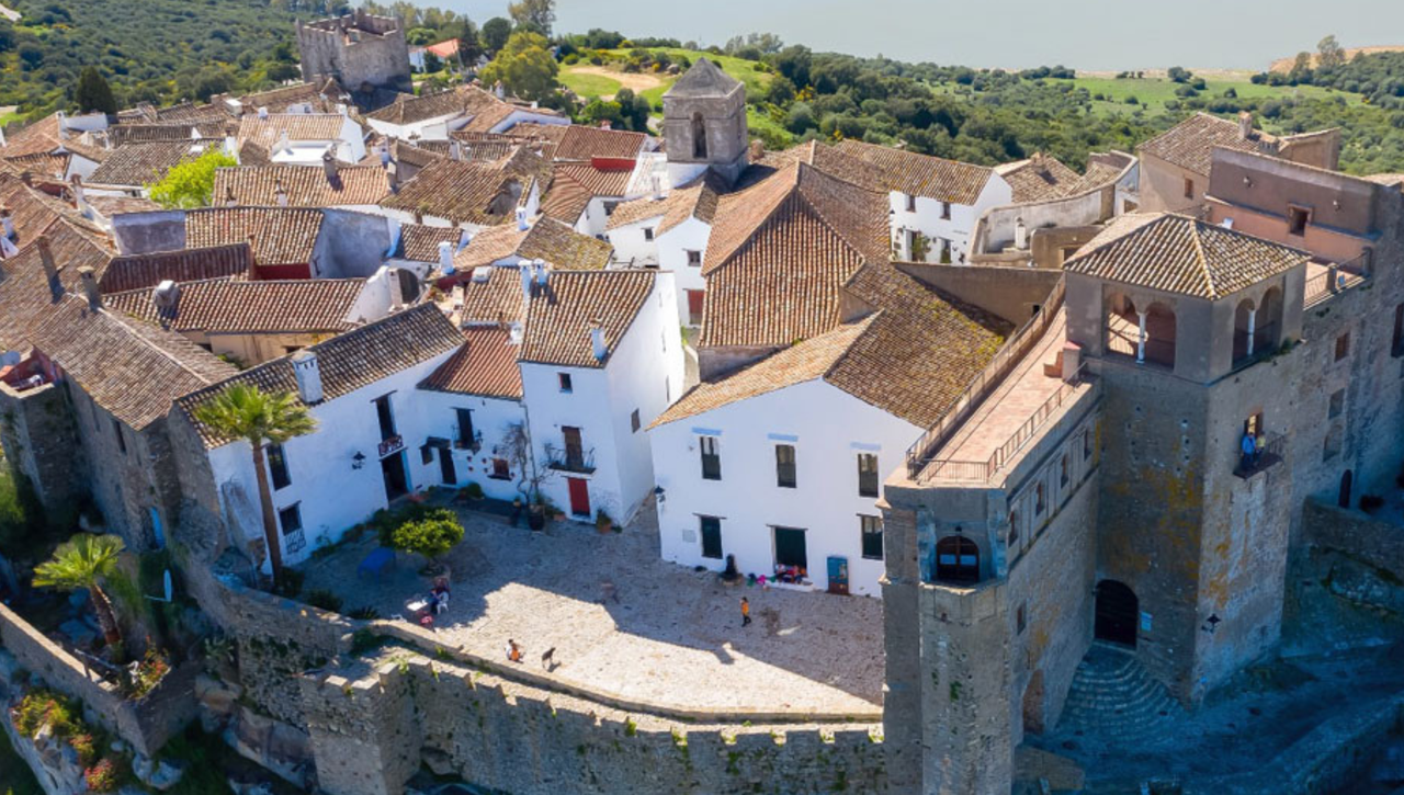 El pueblo de Cádiz que vive dentro de un castillo y conserva el alma andalusí