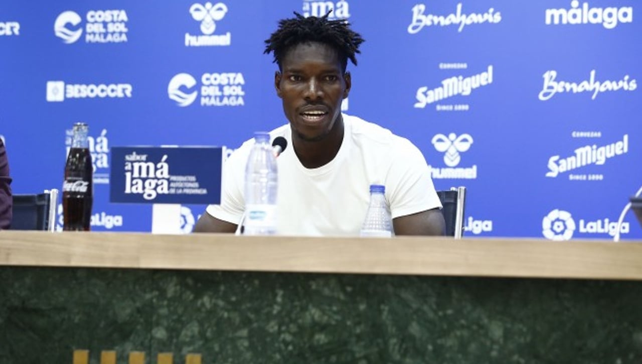 El Málaga presenta a su nuevo lateral y Manolo Gaspar carga con las culpas