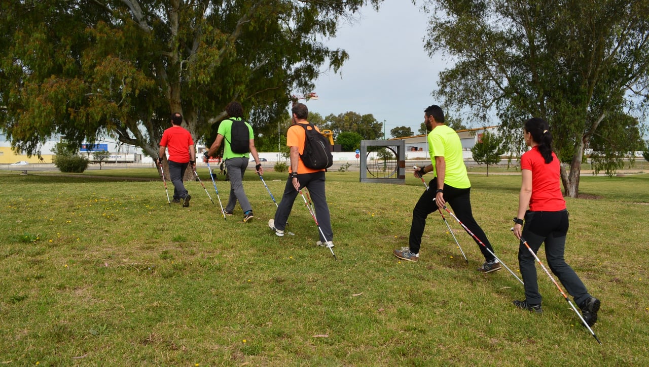 El Nordic Walking, una práctica deportiva con ayuda de bastones