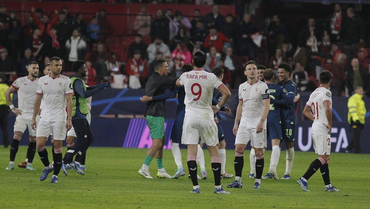 Discusión entre dos jugadores del Sevilla