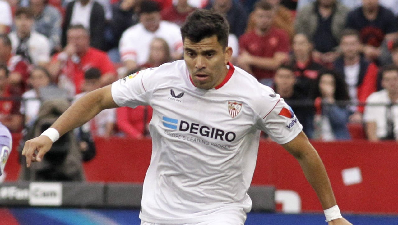 Acuña tiene sus más y sus menos con un aficionado tras el Sevilla - Betis