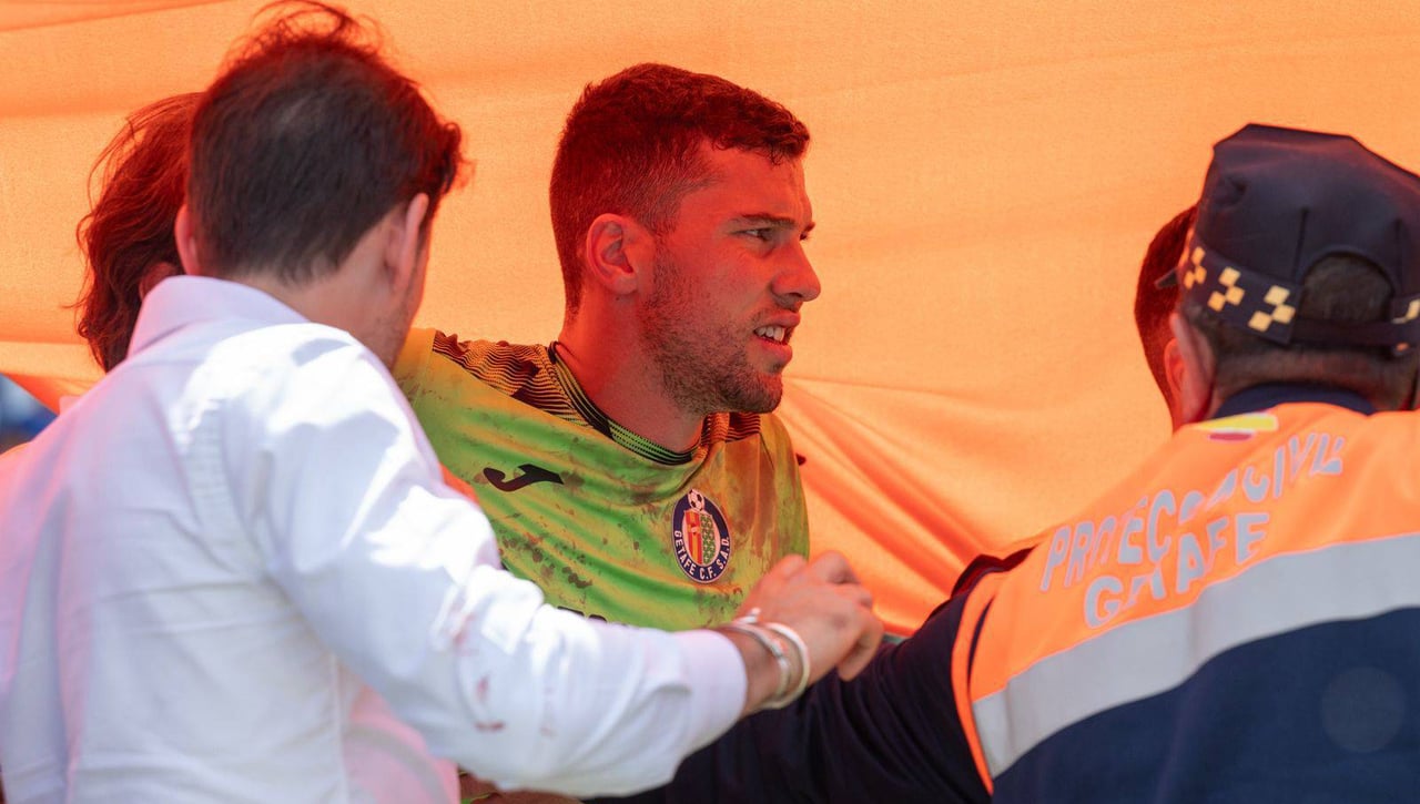 David Soria, trasladado al hospital tras un violento golpe