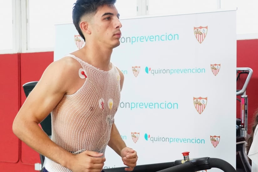 Segundo día de pruebas en el Sevilla, con Rafa Mir