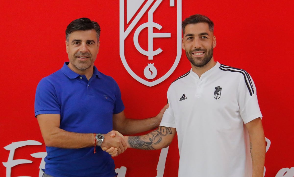 Alberto Perea ya posa con la camiseta del Granada