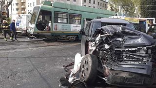 Un tranvía choca contra el coche de Immobile tras saltarse un semáforo en rojo