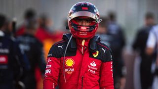 Carlos Sainz no da crédito y lanza una contundente sugerencia a la FIA