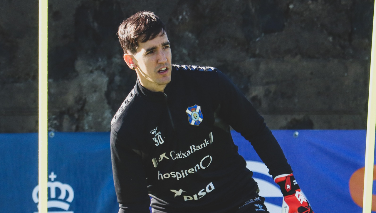 La afición del Tenerife pide la continuidad de Edgar Badia