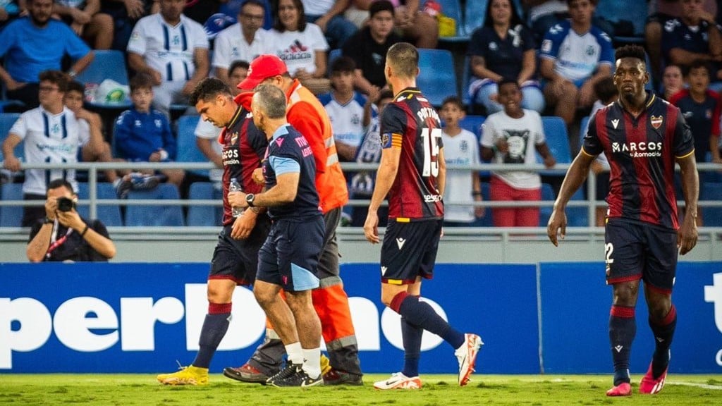 Pierde la visión temporalmente tras un choque en el Levante-Tenerife